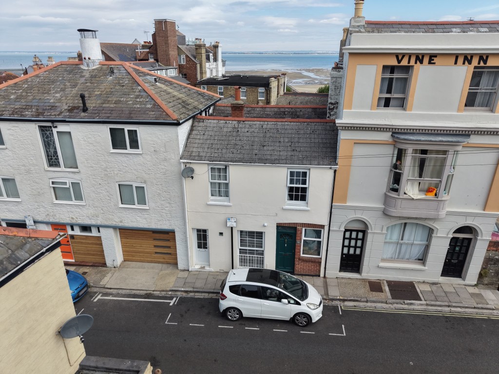 Lot: 60 - THREE-BEDROOM COTTAGE FOR INVESTMENT OR OCCUPATION - Front View with the beach behind